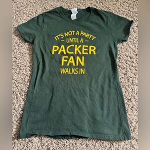 NWOT Women’s Green Bay Packers T-Shirt Party Fan - small